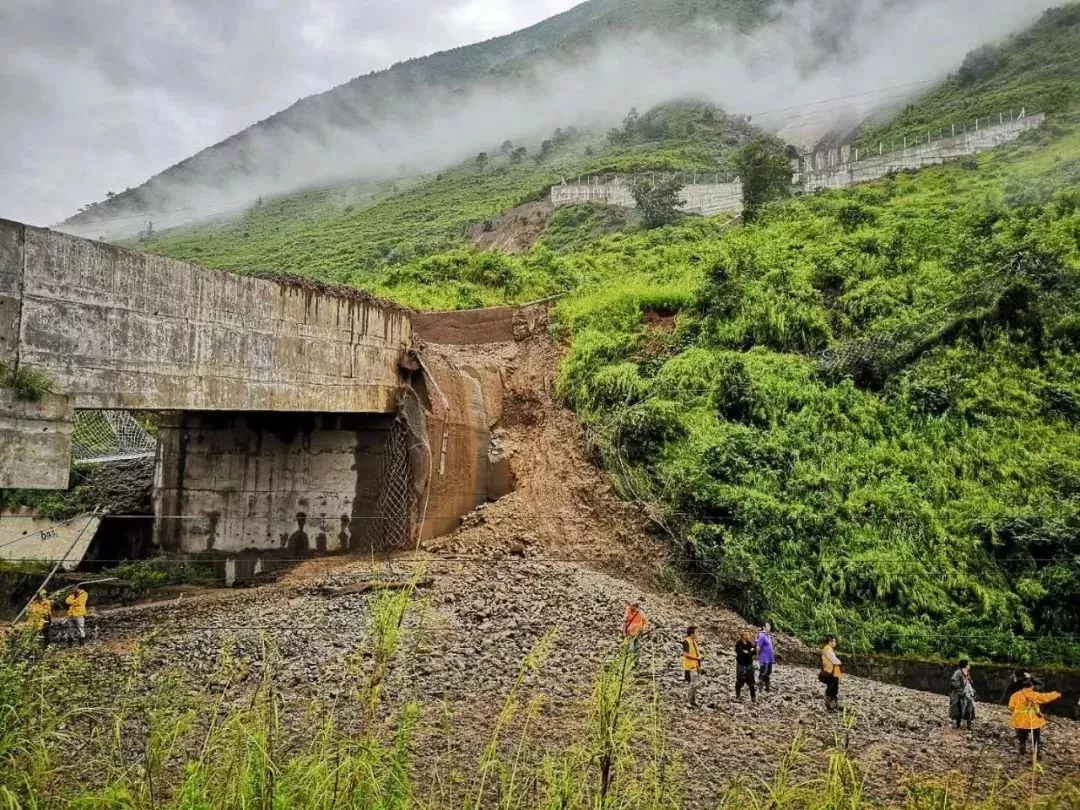 8月4日下午,成昆鐵路搶險現場,掩埋鐵路的泥石流堆積物已基本清理完畢