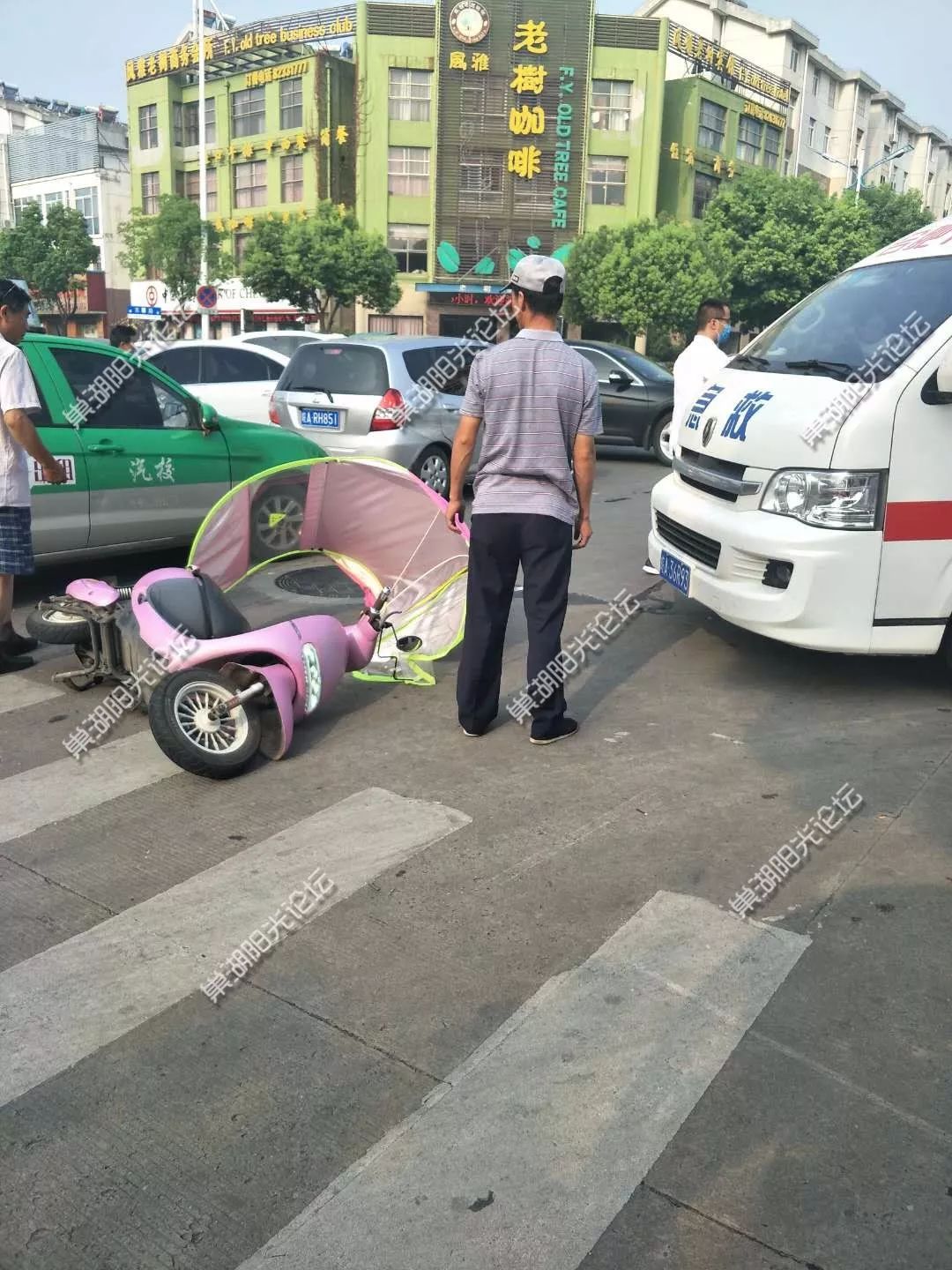 【现场视频】今早巢湖三中路与东塘路交口发生车祸,电动车主被送往