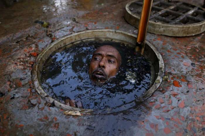 印度下水道清洁工, 拿着微薄的工资, 却干着最脏最累的活!