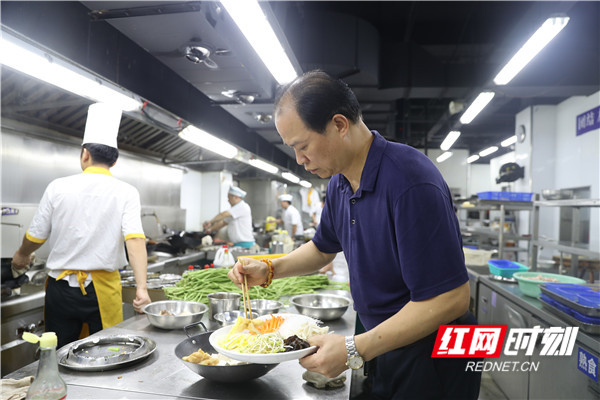 湘菜大师张小春图片