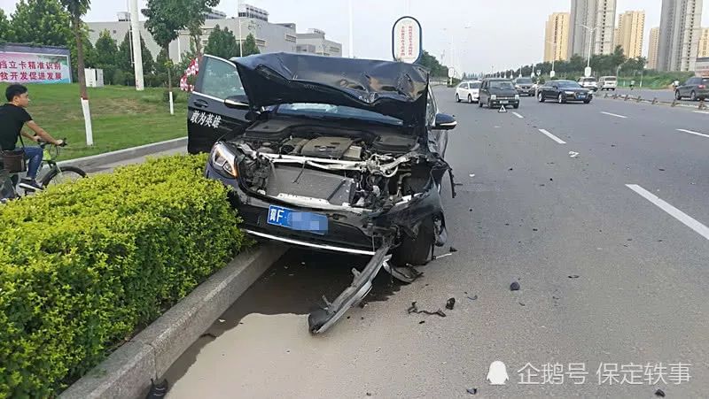 保定街頭一豪車試駕過程中發生連環車禍現場慘烈