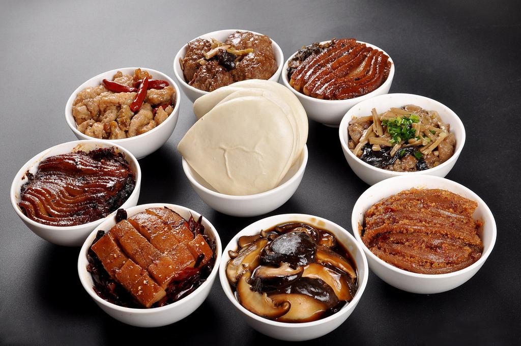 八大碗是云南农家传统的年夜饭,是用八个地道的大土碗(云南人说的