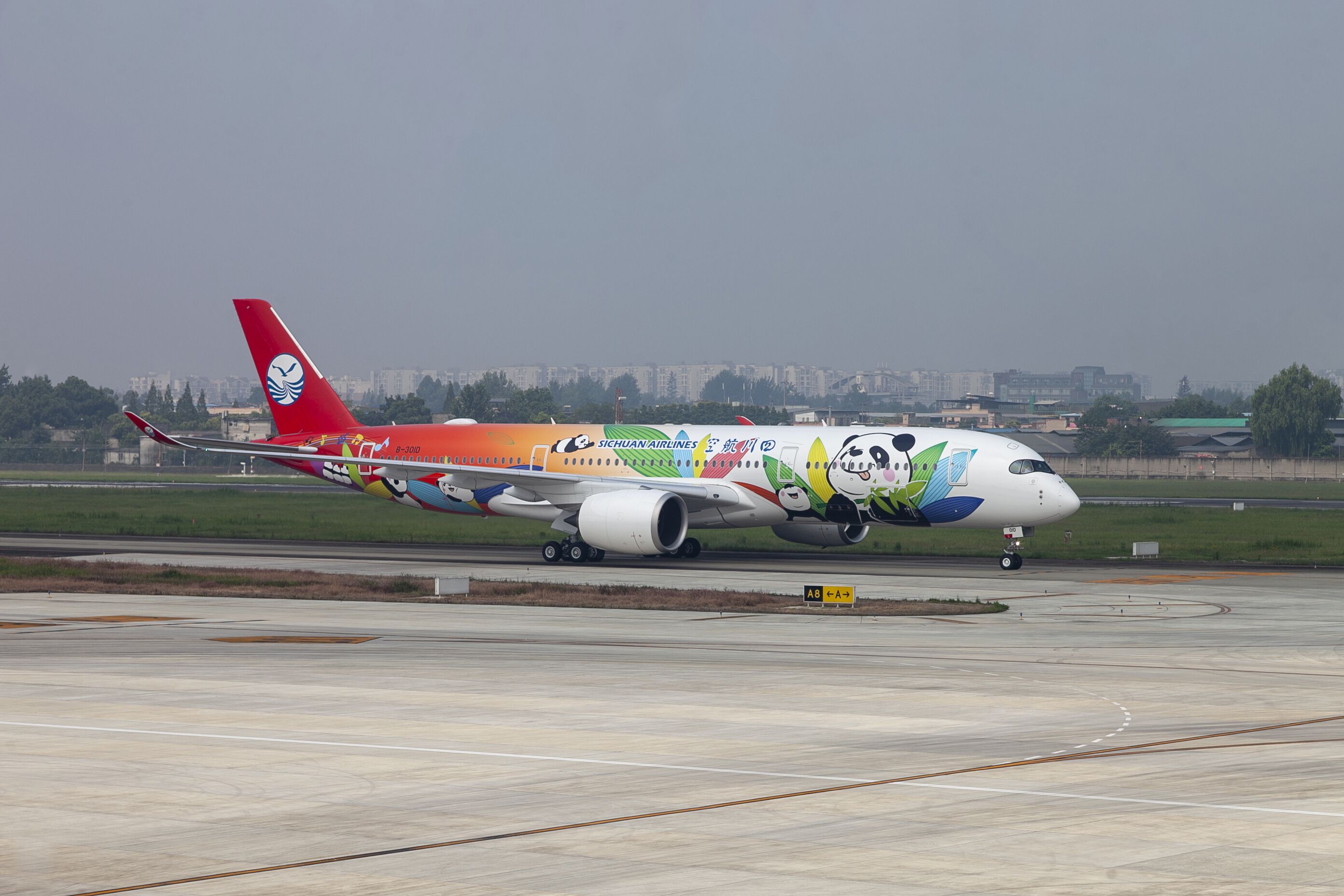 历时10小时的空中飞行,四川航空首架身披熊猫彩绘新装的空客a350飞机