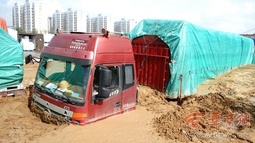 榆林暴雨致城区多处道路中断 20辆货车深陷一米厚淤泥