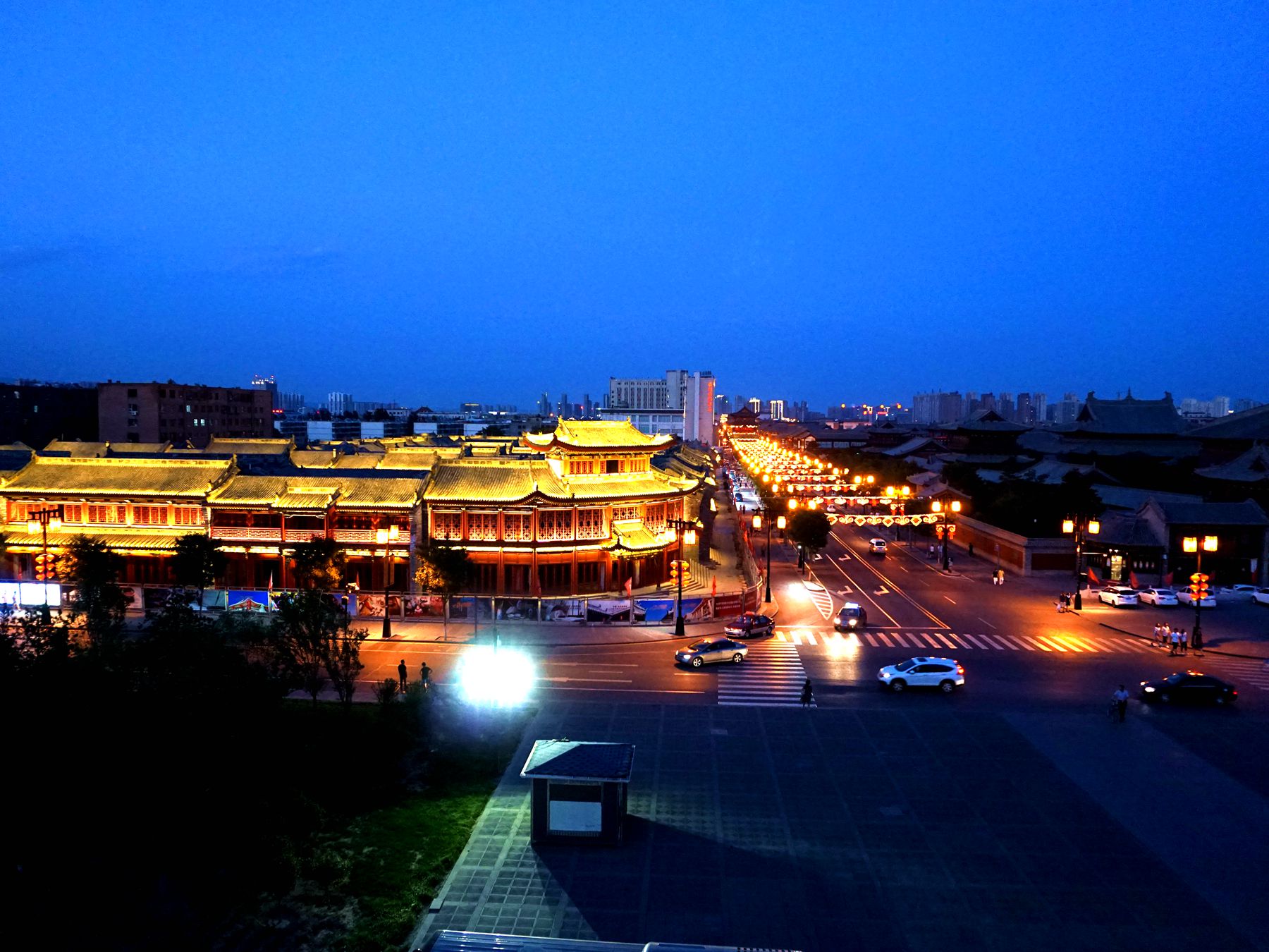 在大同古城牆上漫步美麗的夜景讓人流連忘返