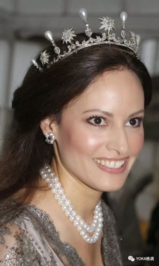 卡瑞娜佩戴星星王冠(图片来源于pinterest)像贝勒堡家祖传的王冠,耳环