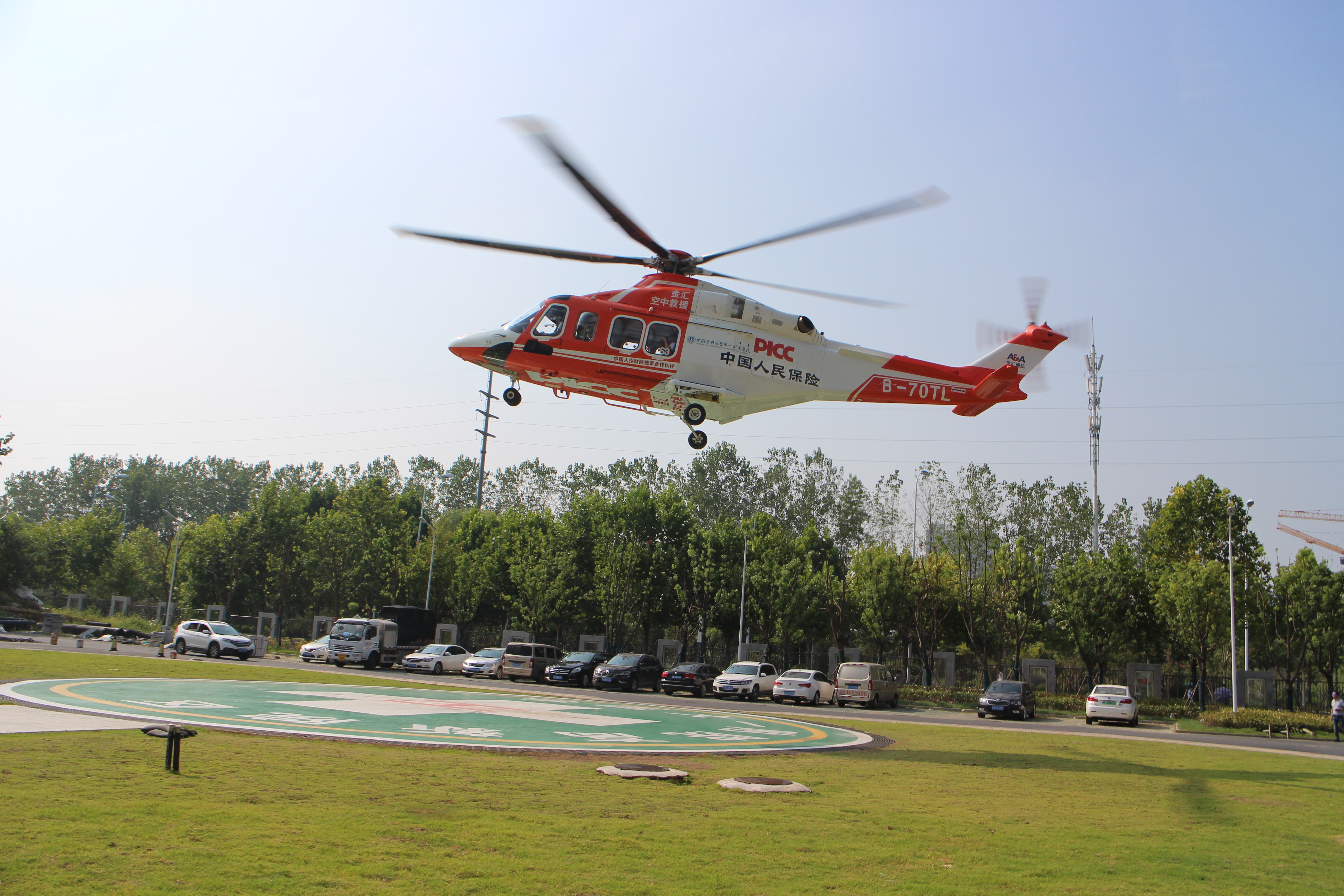 9:05,金匯aw139救援直升機從合肥安醫大一附院高新院區停機坪起飛.