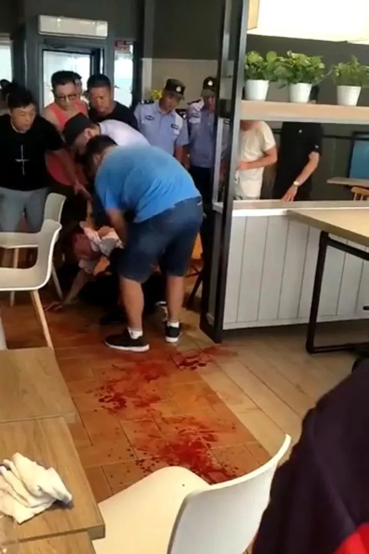天呐泰州某超市内两男子厮打在一起地上都是血
