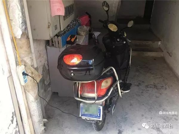 危险!电瓶车楼道内充电 当心"惹火上楼"