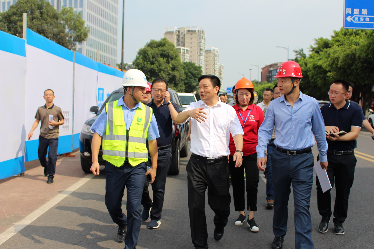 宜宾市长杜紫平一行莅临宜宾万达广场项目视察