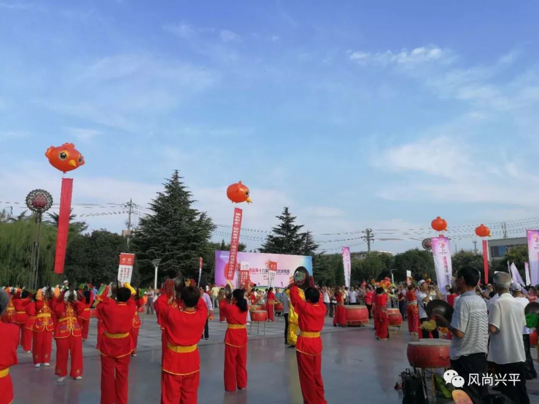 兴平省十六运圣火传递活动来到第九站万人空巷盛况空前兴平恭逢其盛