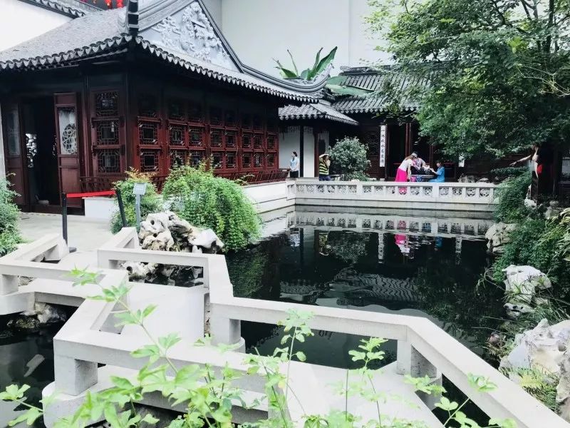 我們帶著營員乘著大巴車來到中國園林博物館,這裡彙集了皇家園林,私家