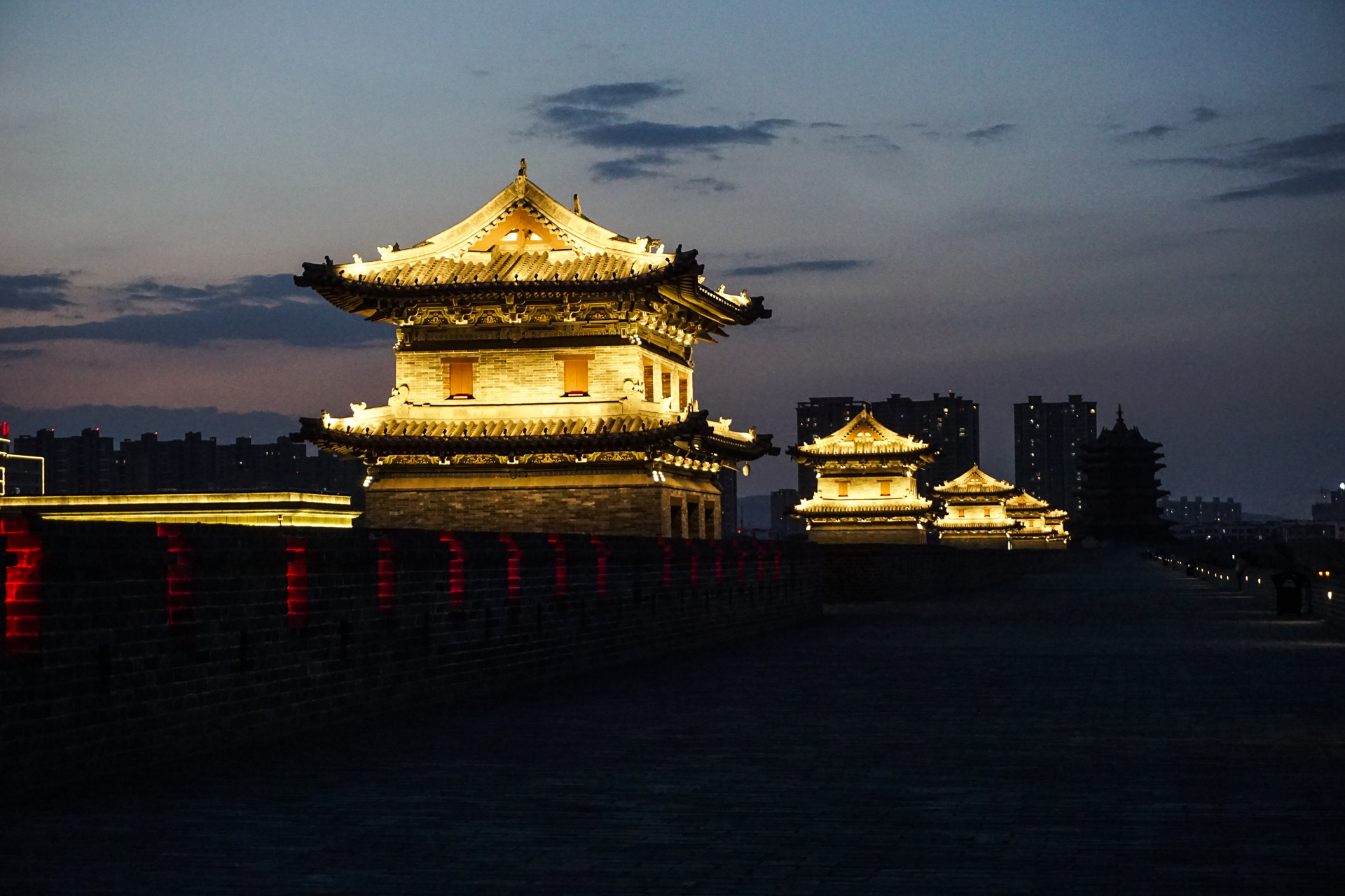 在大同古城墙上漫步, 美丽的夜景让人流连忘返