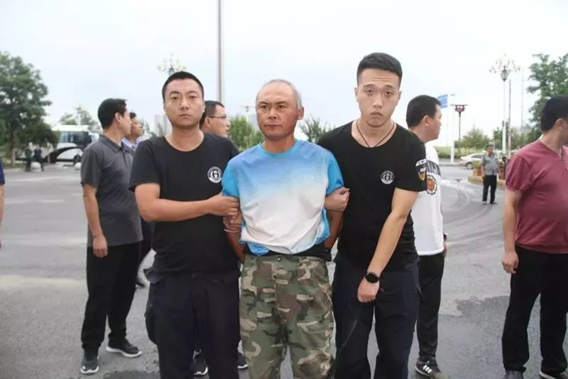 潜逃25年,枪杀税务局长等7人的逃犯,抓住了!