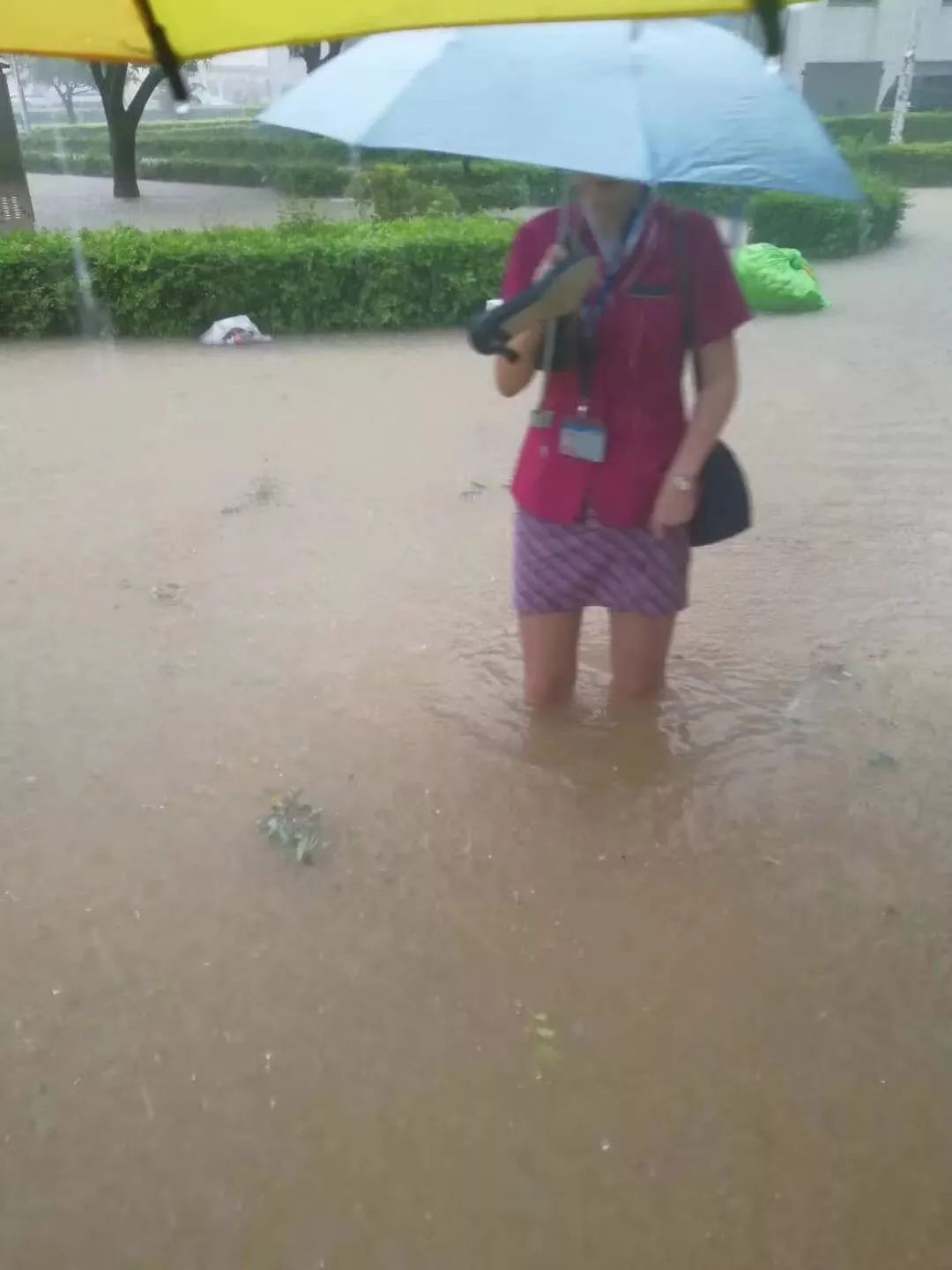 金湾暴雨红色预警生效珠海机场遭沦陷还有