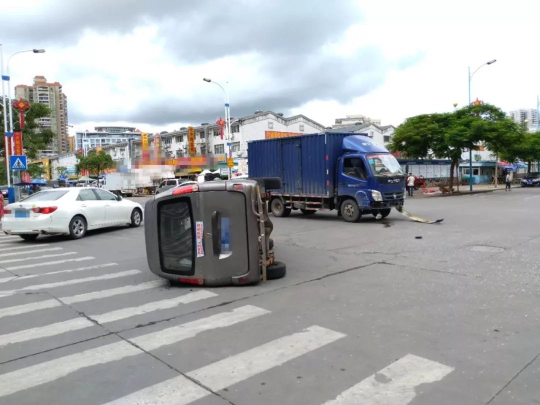 【头条】平山华侨城某市场路口发生交通事故,面包车.