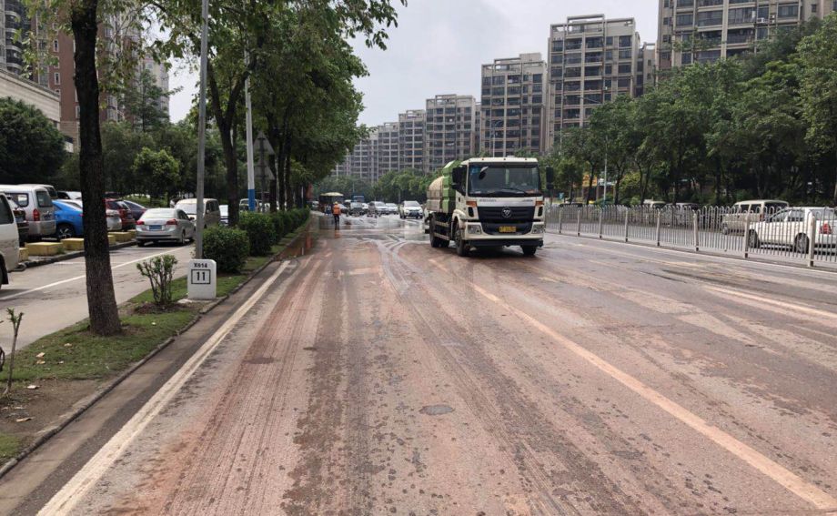 清理道路遗撒,保道路畅通