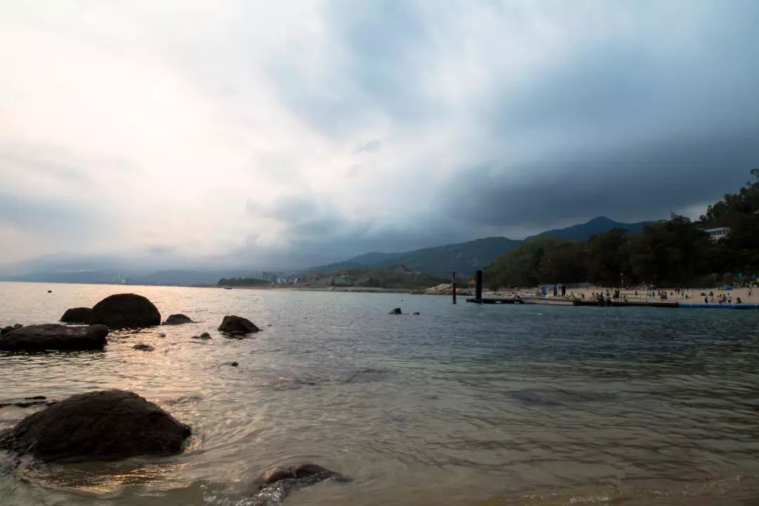 走路一定要小心)但是勝在景美,水也清澈雖然沙灘沒有那麼大官湖角就在