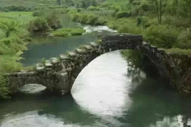 7柳江·流山久歪大崇闷是一处天然泉水,地下水在此冒头,村民们在旁边