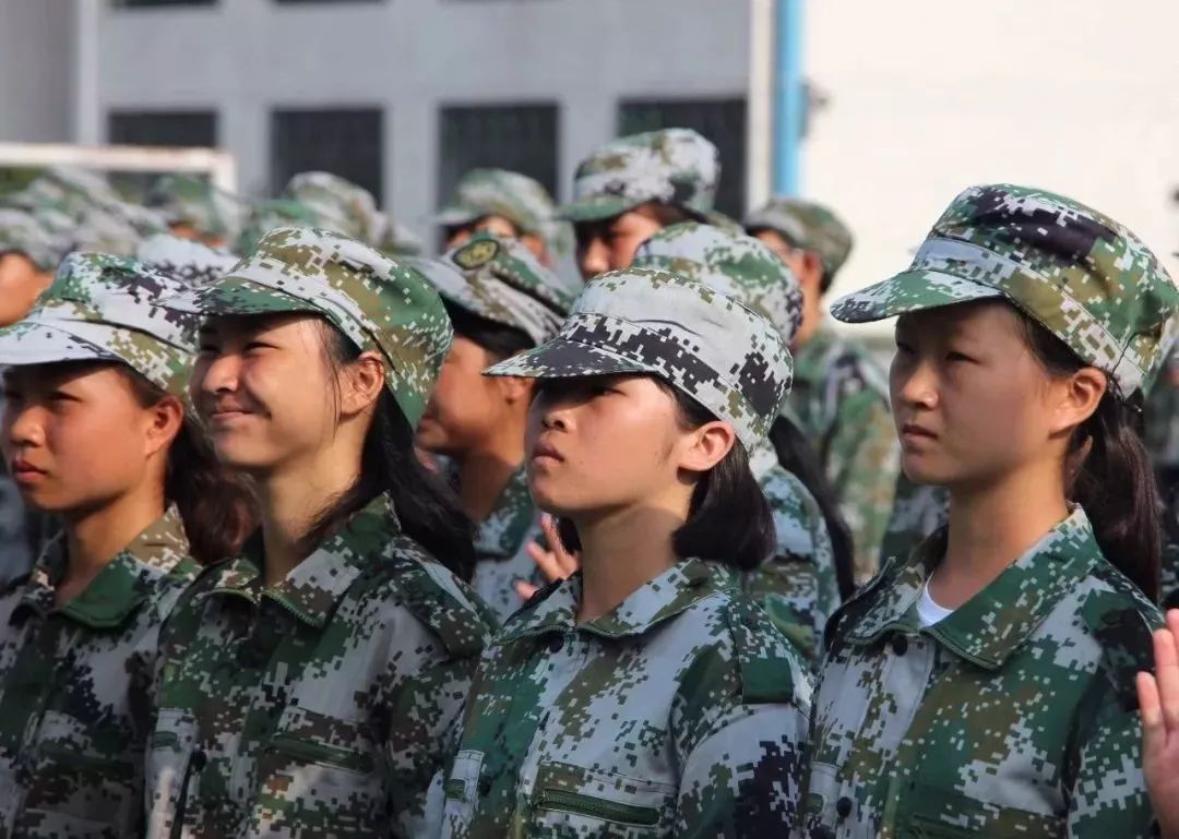 虽然经历了数天的骄阳炙烤桂阳三中的高一新生迎来了军训时光8月5日~8