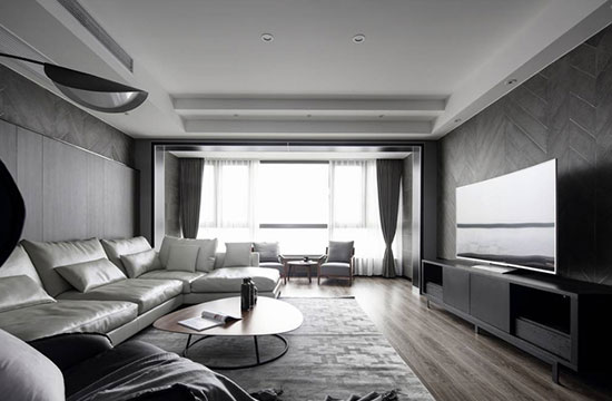 灰色的电视背景墙,深灰色的电视柜,深浅搭配以增加空间的层次感
