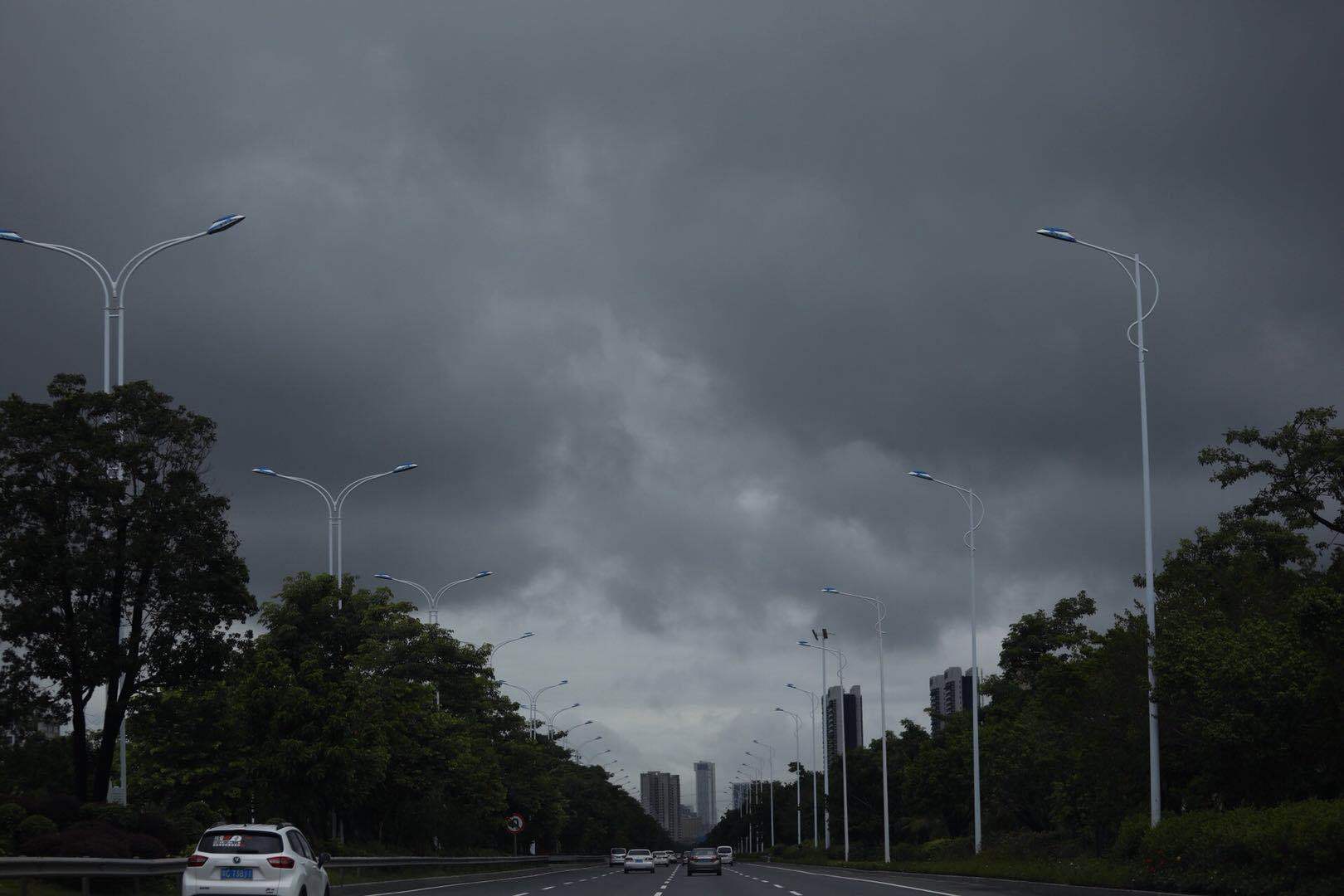 金湾暴雨再升级,机场附近积水严重,司机注意绕行