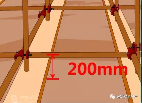 地面大概200mm处,要沿纵横向水平方向按照纵下横上的顺序设置扫地杆