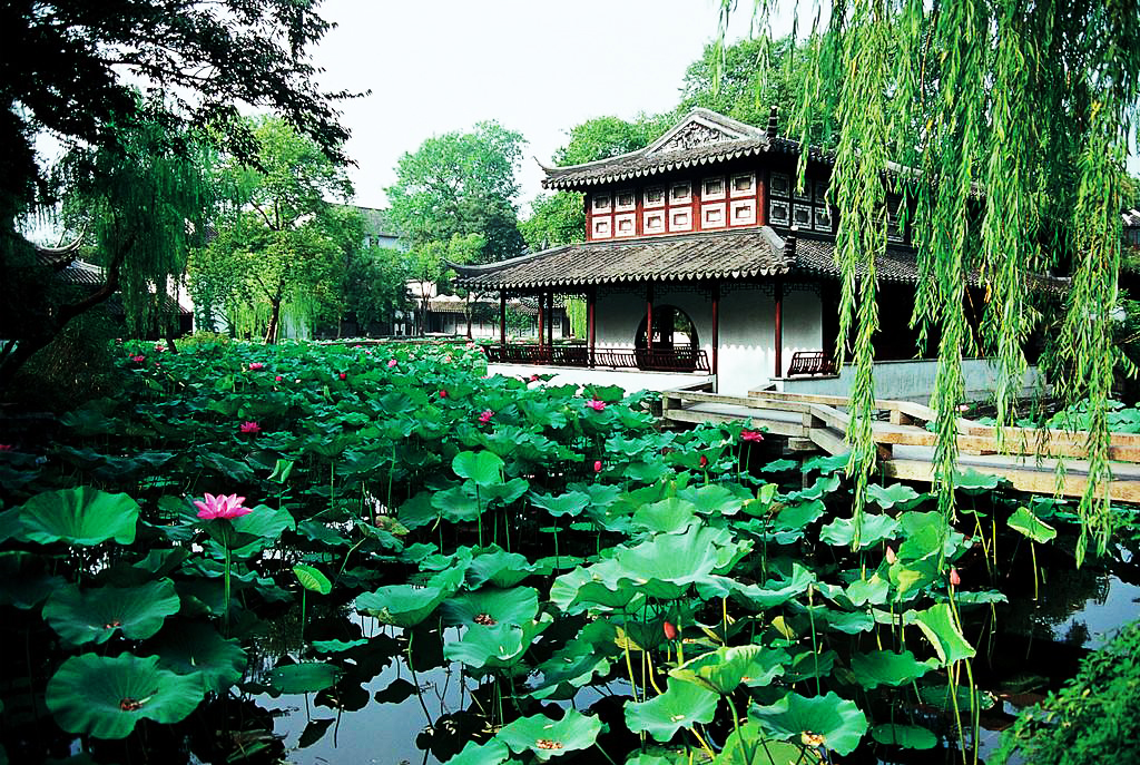 中部是全園的精華,其總體佈局以水池為中心,亭臺樓榭皆臨水而建,有的