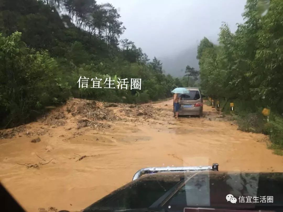 暴雨直击信宜东部思贺新宝合水钱排等地方河水涨涨涨有小车被冲