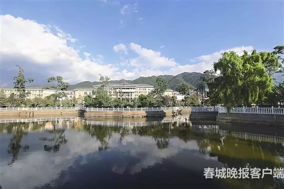 曲靖这个县是怎么做到的121名学生考上北大清华10010人进全国重点大学