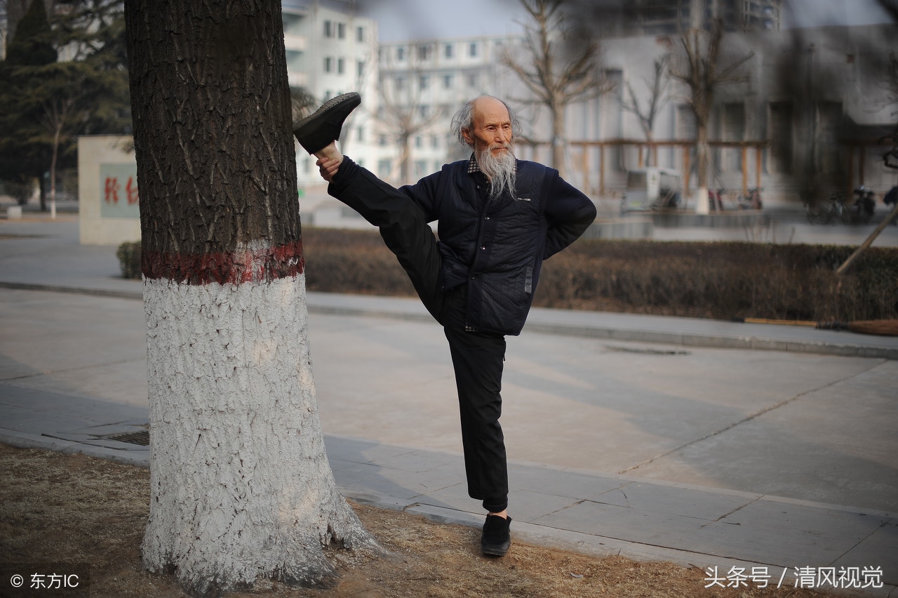 刘富中称自己玩心大,喜欢爬墙,上树,经常外出游山