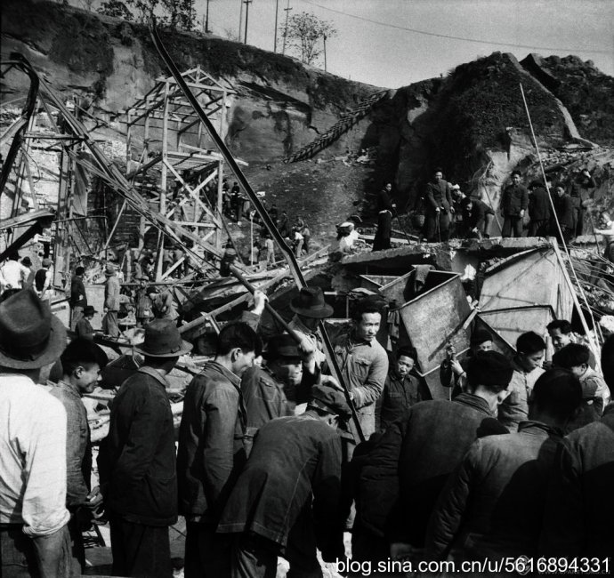 图为成都战役后,1950年1月重庆市人民群众在解放碑前欢迎解放军凯旋