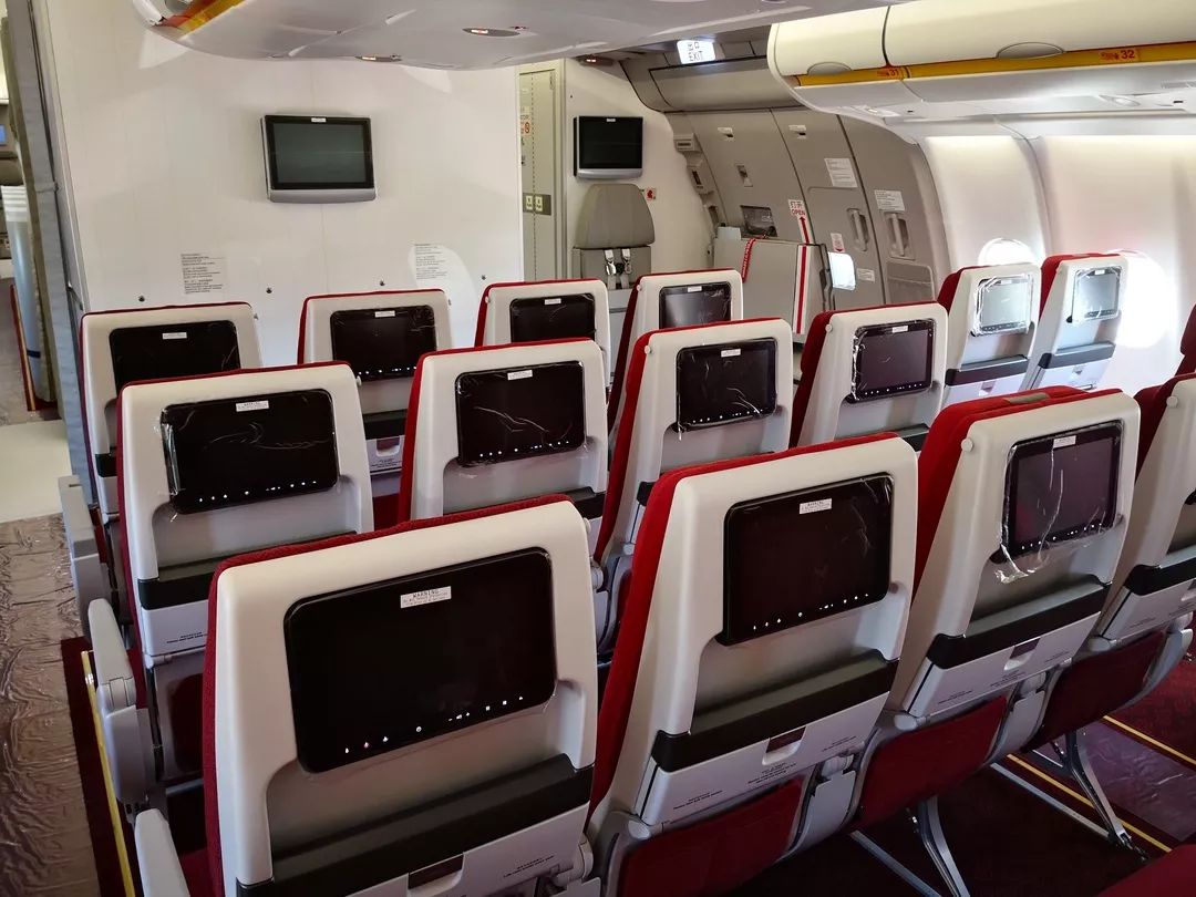 本架a330共有303个座位,包括24个商务舱座位,279个经济舱座位;其中