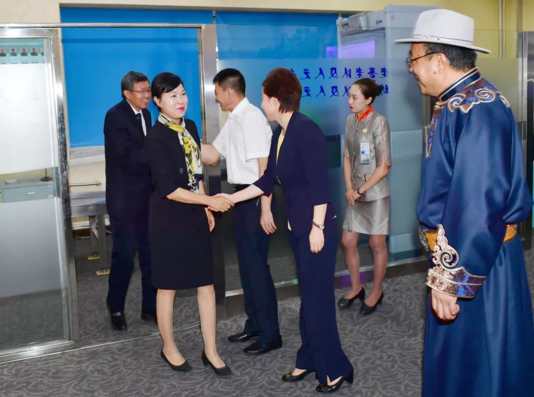 国家祝贺团和自治区代表团抵达呼伦贝尔市庆祝鄂温克族