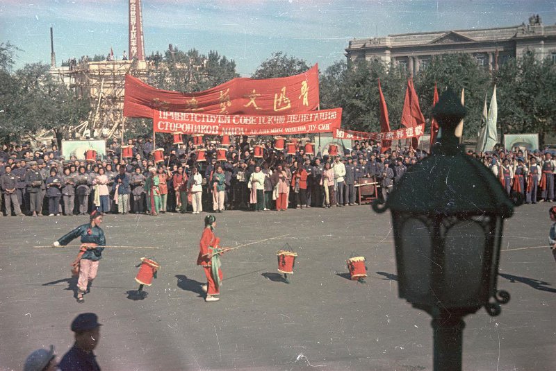 最新揭秘彩色老照片,1950年新中国成立后第一个五四青年节的大游行