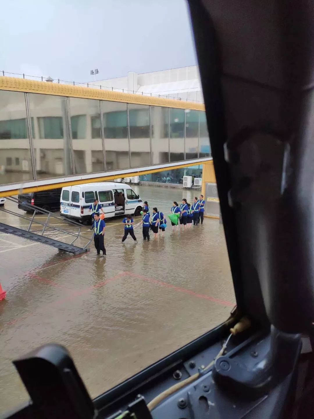 暴雨中,那位为旅客撑伞的姑娘,你真美