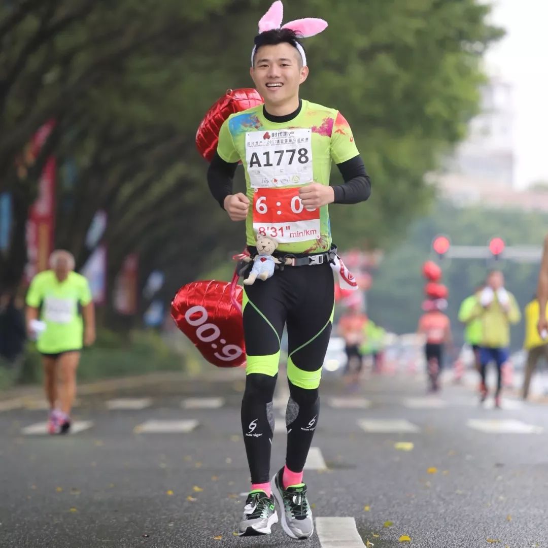 领跑兔子 仿佛灯塔 总在前方 指引着我 2018桂林银行桂林国际马拉松赛