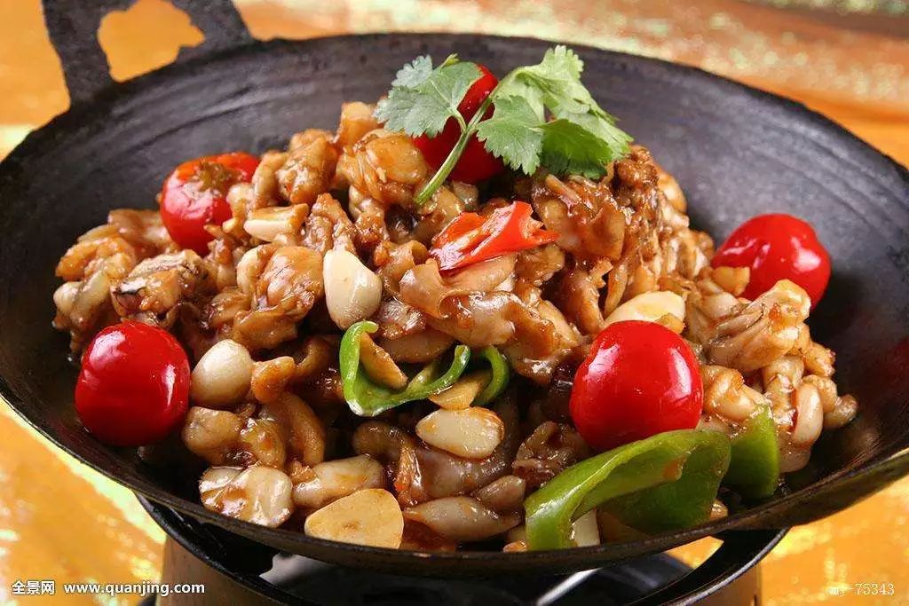 干锅牛蛙属于川菜,但在太原也非常受欢迎,这个菜的特点是越烧越辣