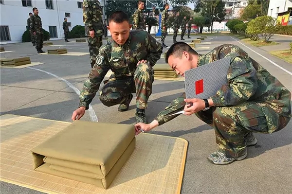 军人叠豆腐块的意义图片