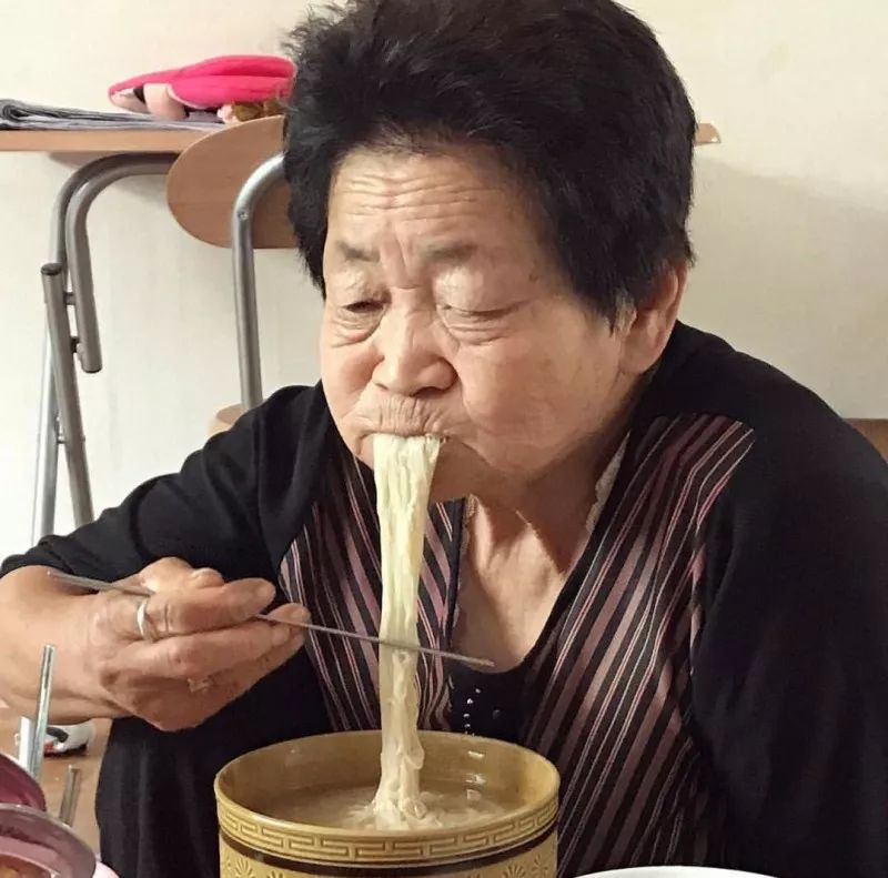 80歲的奶奶吃播吃飯一定要爽生活一定要酷