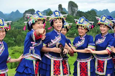 对山歌桂林民族众多,但都有一个共同的特点便是擅长对山歌.
