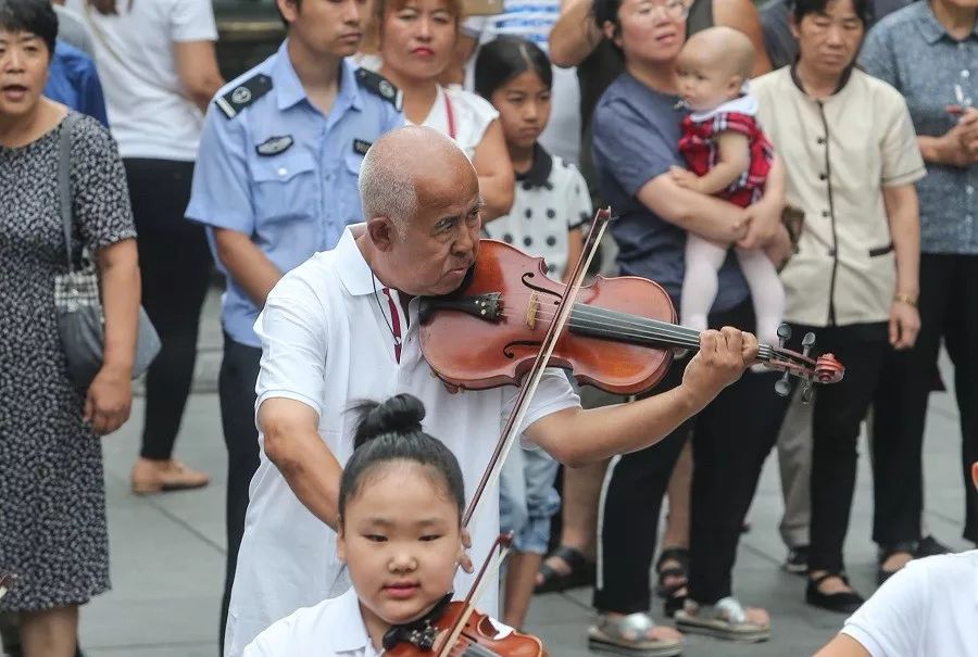 百把小提琴演奏快闪秀惊艳中央大街