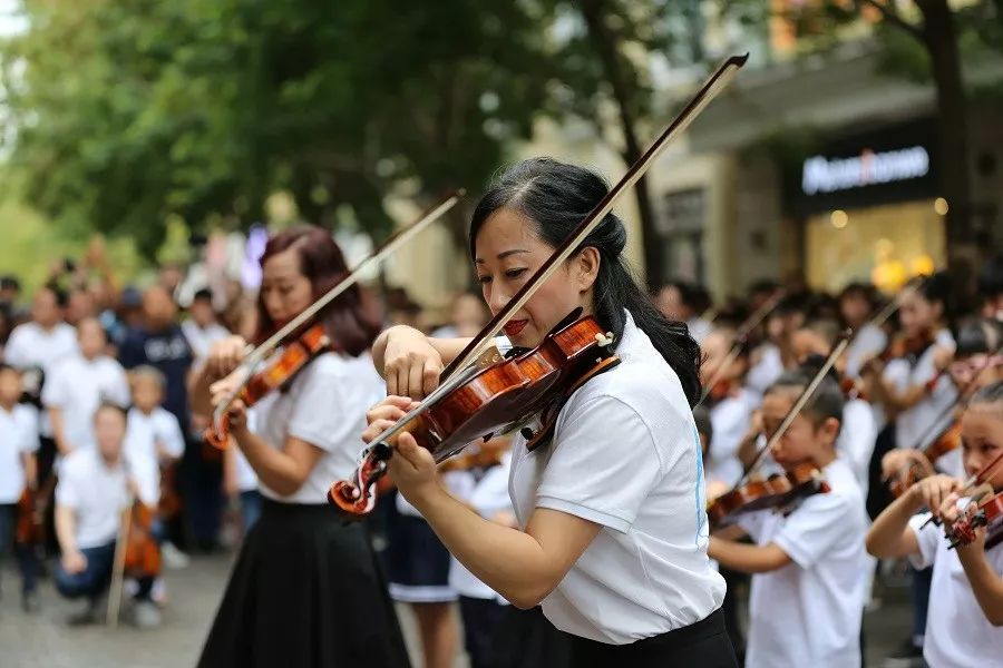 百把小提琴演奏快闪秀惊艳中央大街
