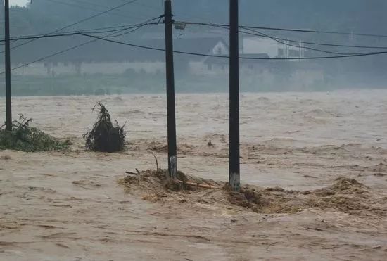 石家莊昨日暴雨,一男子觸電身亡?獨家視頻來了.