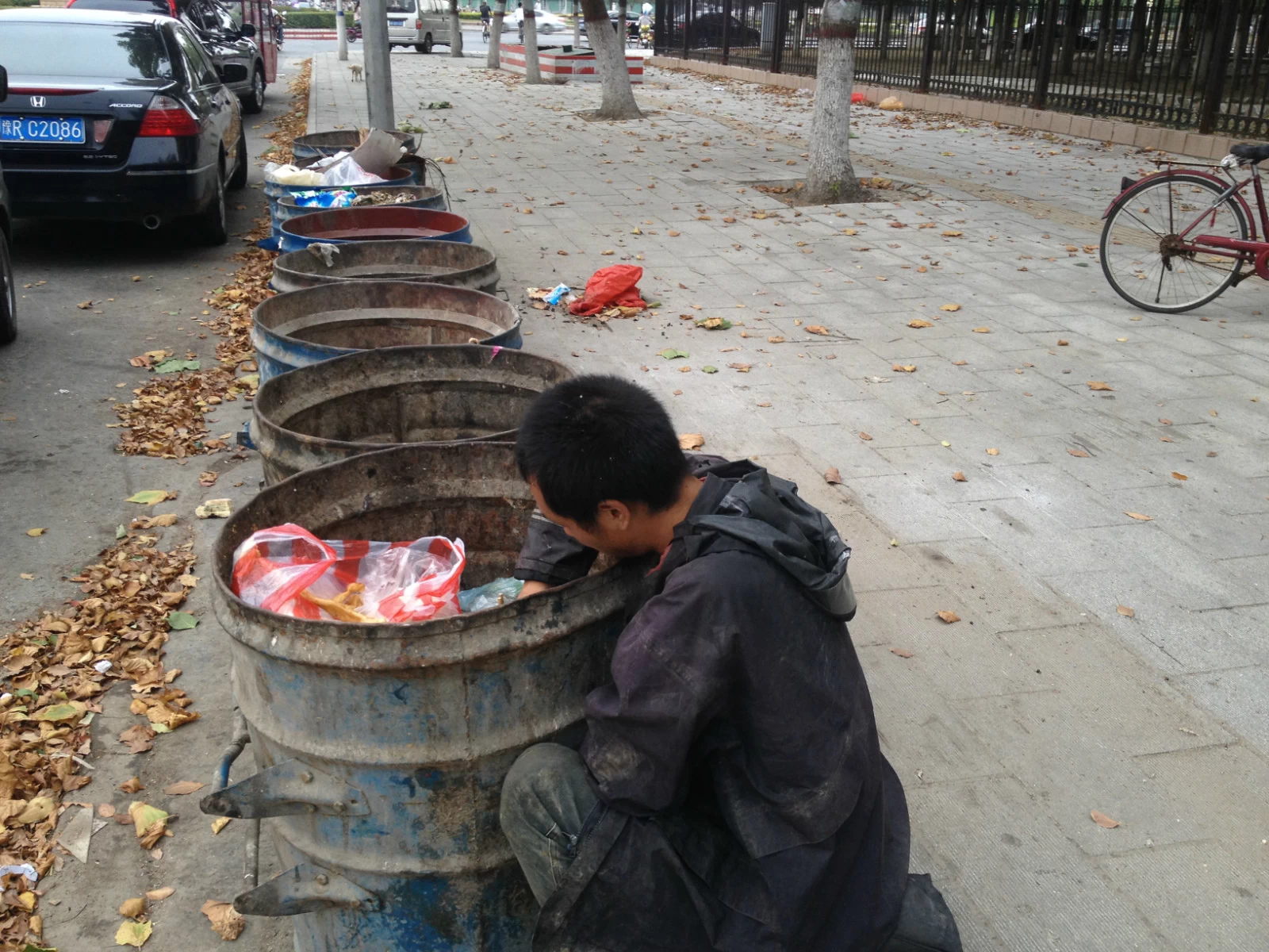 乞丐捡垃圾照片图片