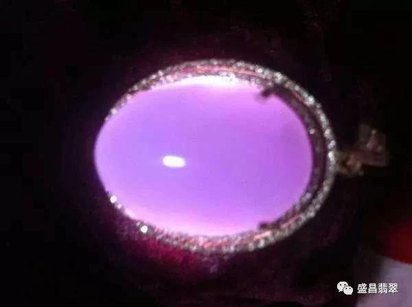 紫光灯下的翡翠是紫色图片