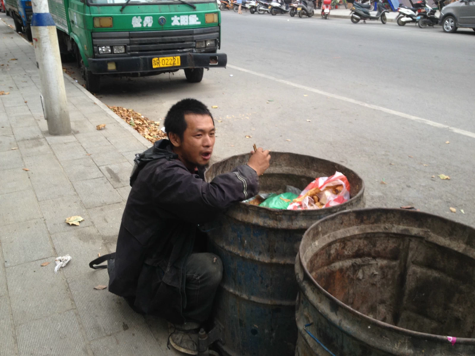 乞丐捡垃圾吃图片