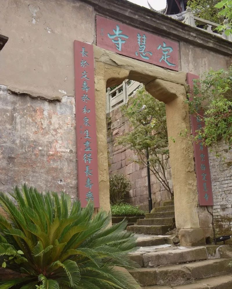 江天一览定慧寺立于长江与桃花溪交汇处矗立江岸,气势雄浑留有天风