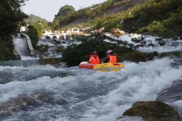 離南寧不遠的漂流勝地,90%以上河段穿越深山峽谷之間