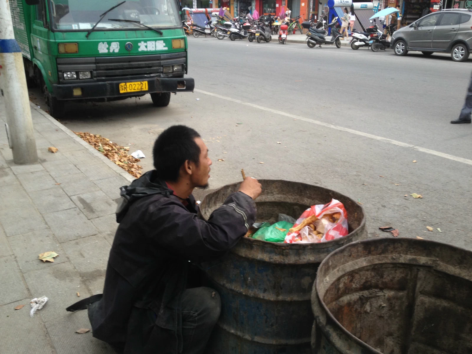 乞丐 捡垃圾图片